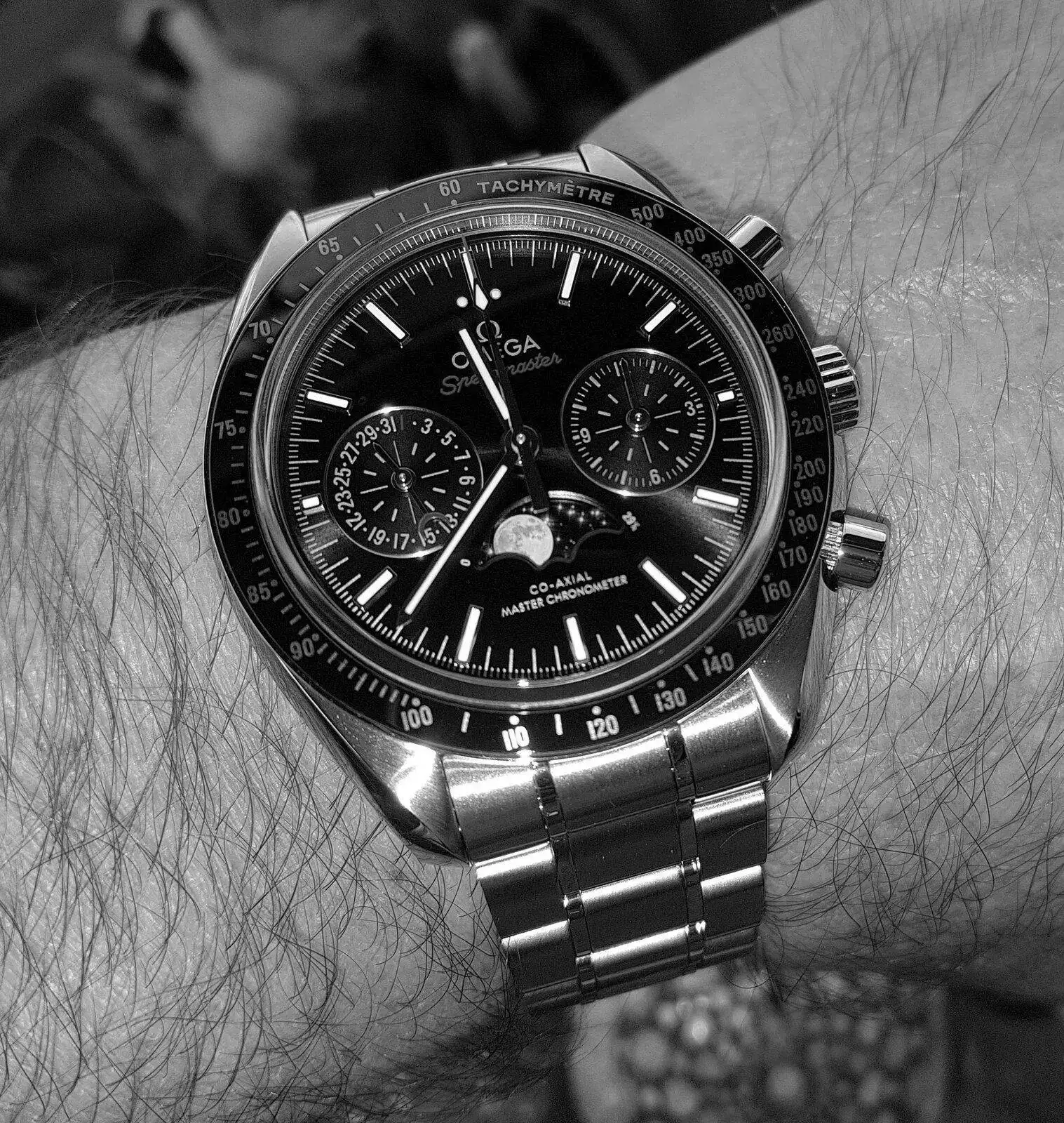 Ω Speedmaster Moonphase Co-Axial Master Chronometer Chronograph 44.25mm Cal 9904 (ByN).webp