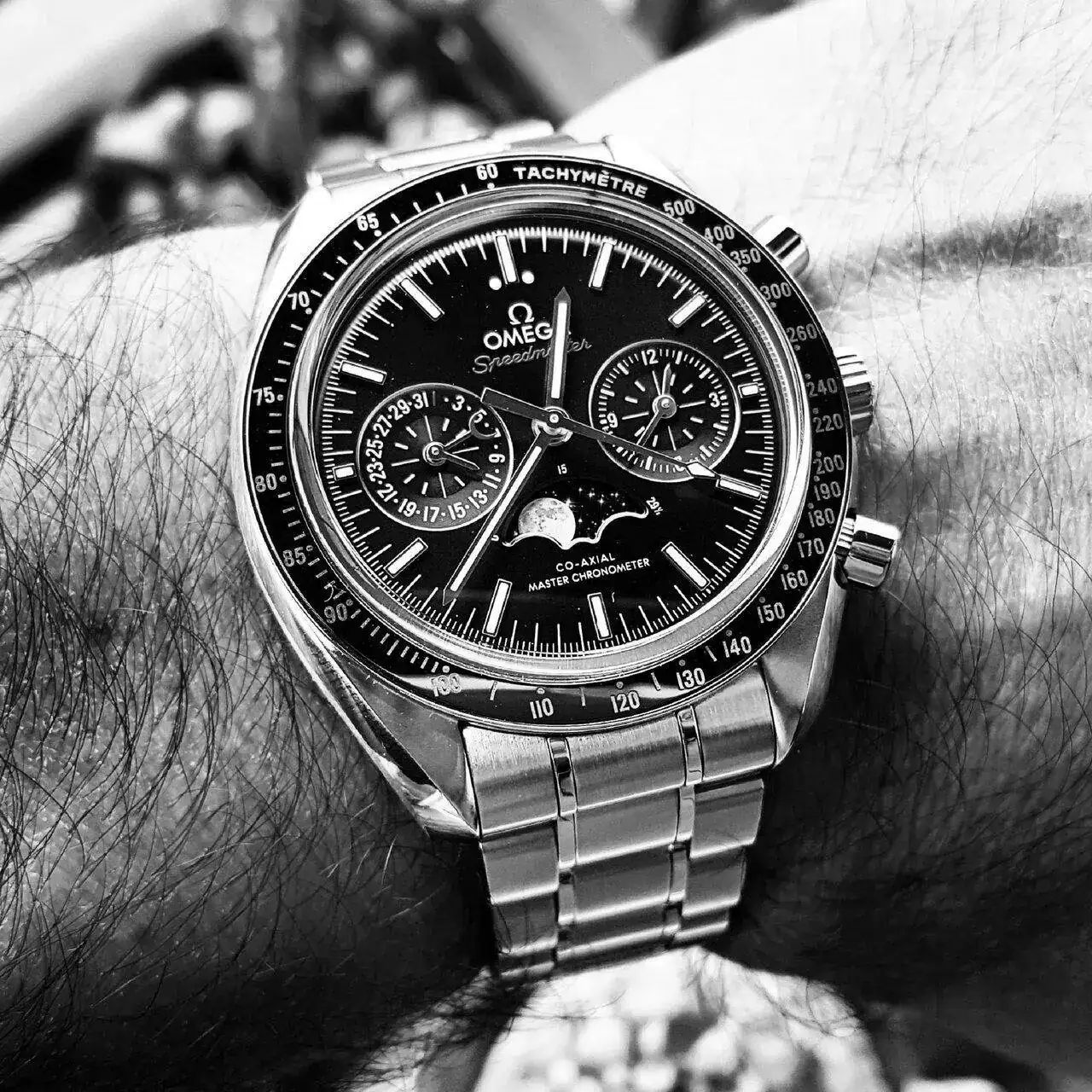 Ω Speedmaster Moonphase Co-Axial Master Chronometer Chronograph 44.25mm Cal.9904 (ByN).webp