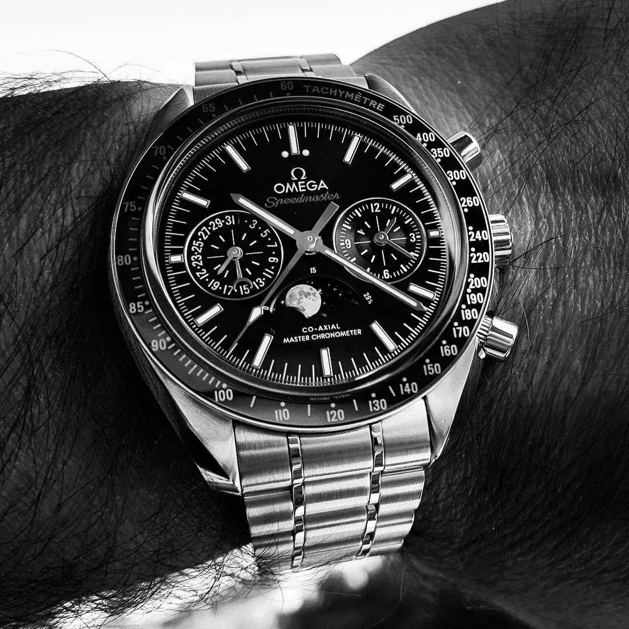 Ω Speedmaster Moonphase Co-Axial Master Chronometer Chronograph 44.25mm Cal.9904 (ByN).webp