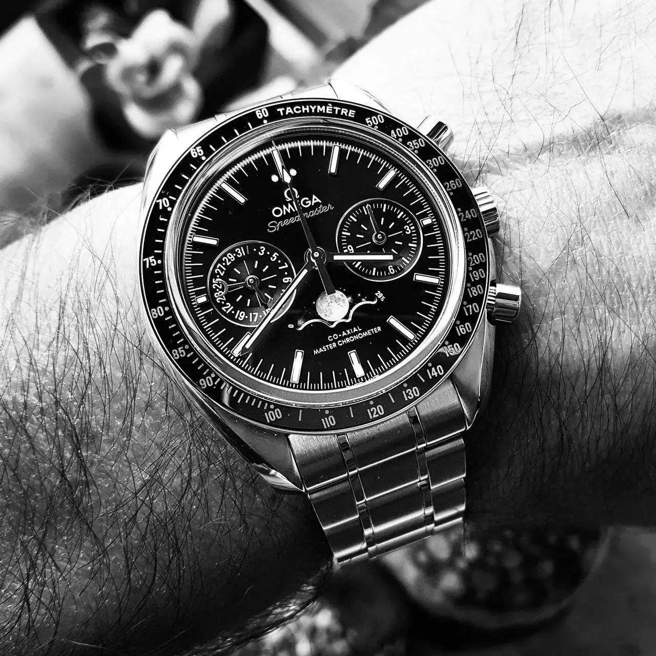Ω Speedmaster Moonphase Co-Axial Master Chronometer Chronograph 44.25mm Cal.9904 (ByN).webp