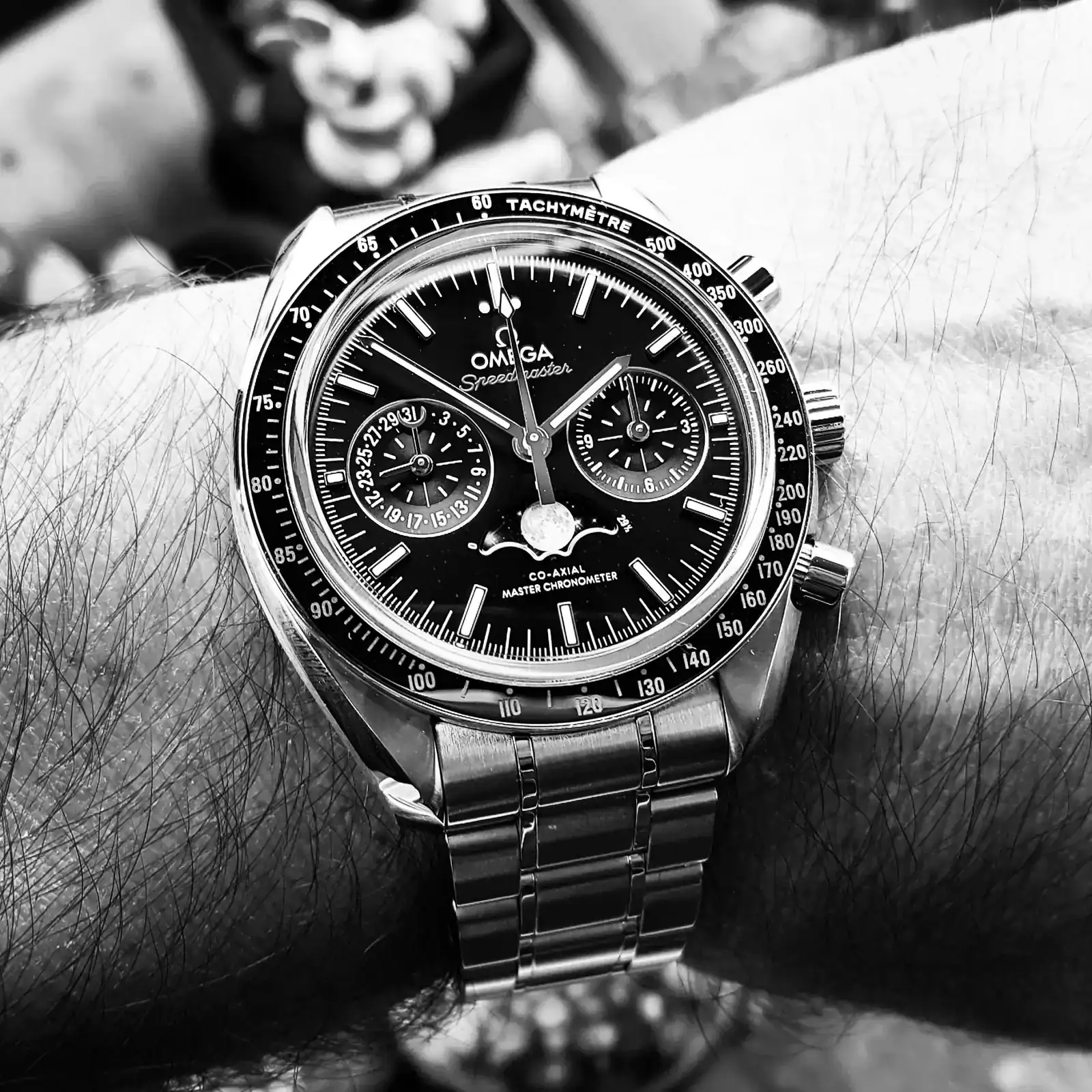 Ω Speedmaster Moonphase Co-Axial Master Chronometer Chronograph 44.25mm Cal.9904 (ByN).webp