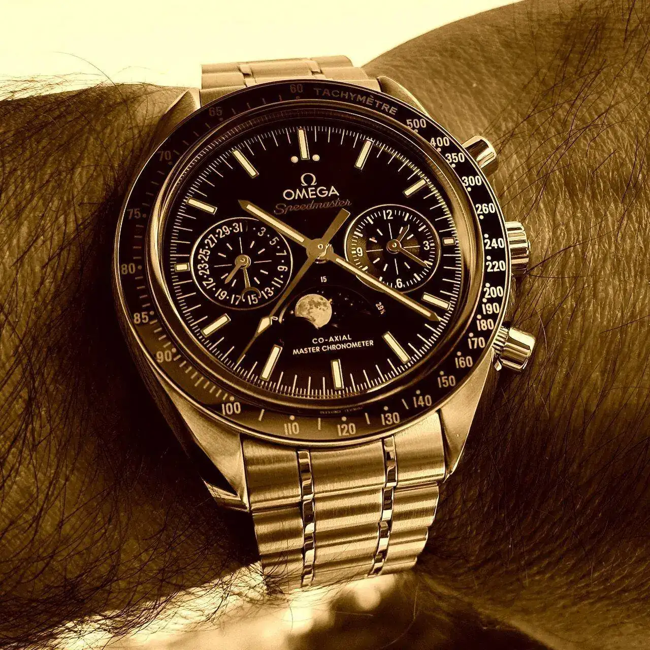 Ω Speedmaster Moonphase Co-Axial Master Chronometer Chronograph 44.25mm Cal.9904 (Sepia).webp