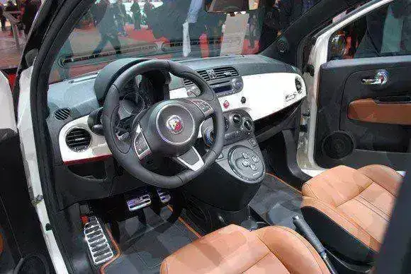 0-10-fiat-500c-abarth.webp