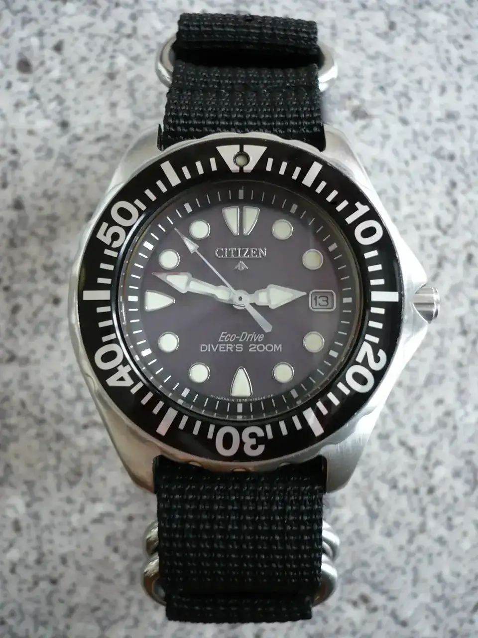 0-14F_Diver%27s_200_m_on_a_4-ring_NATO_style_strap.webp