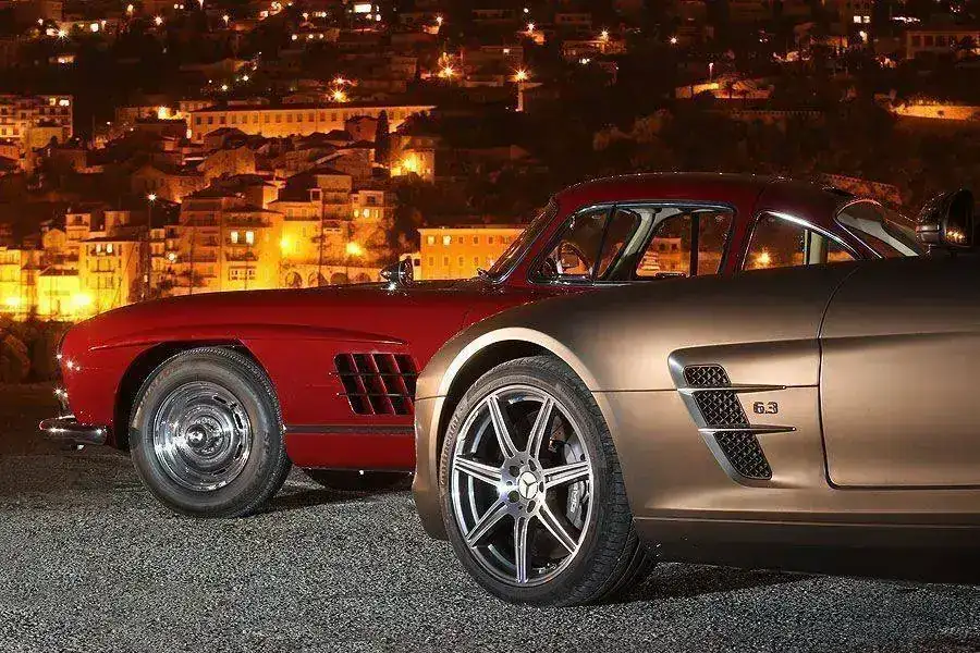 0-SL-und-SLS-AMG-f900x600-F4F4F2-C-8dd1fbb1-333734.webp