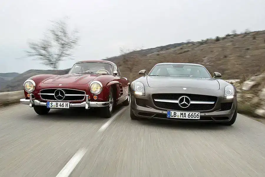 0-SL-und-SLS-AMG-f900x600-F4F4F2-C-f36e35bc-333753.webp