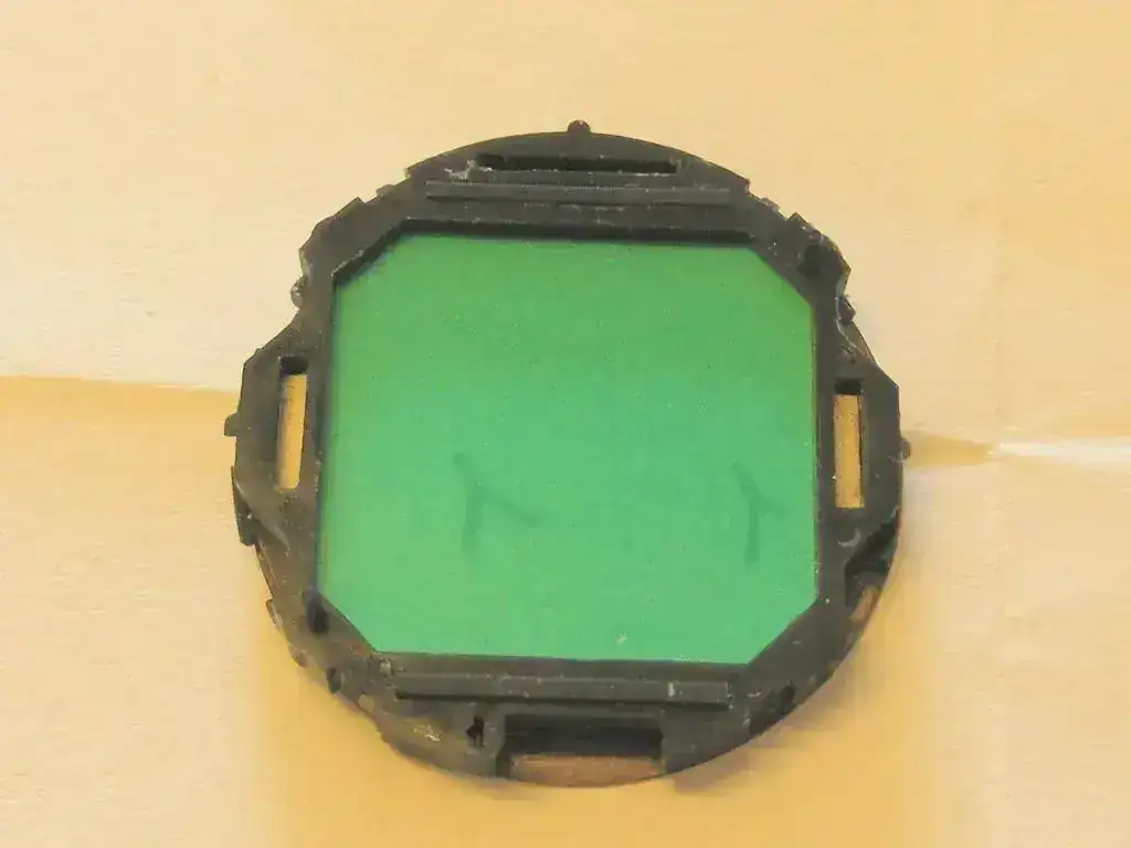 004 Vista trasera mitad cuerpo con lcd.webp