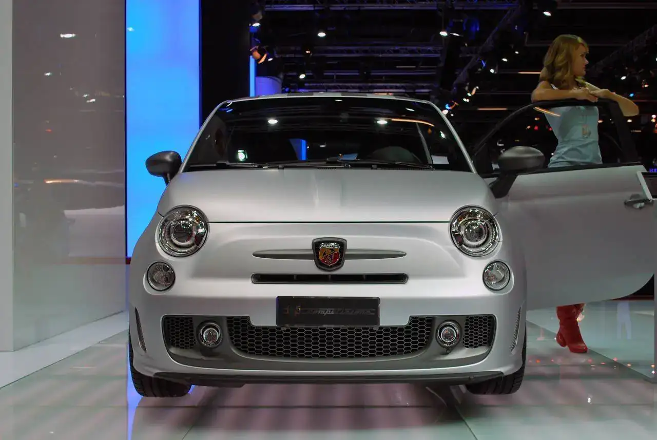 01-abarth-695-competizioneiaa2011.webp