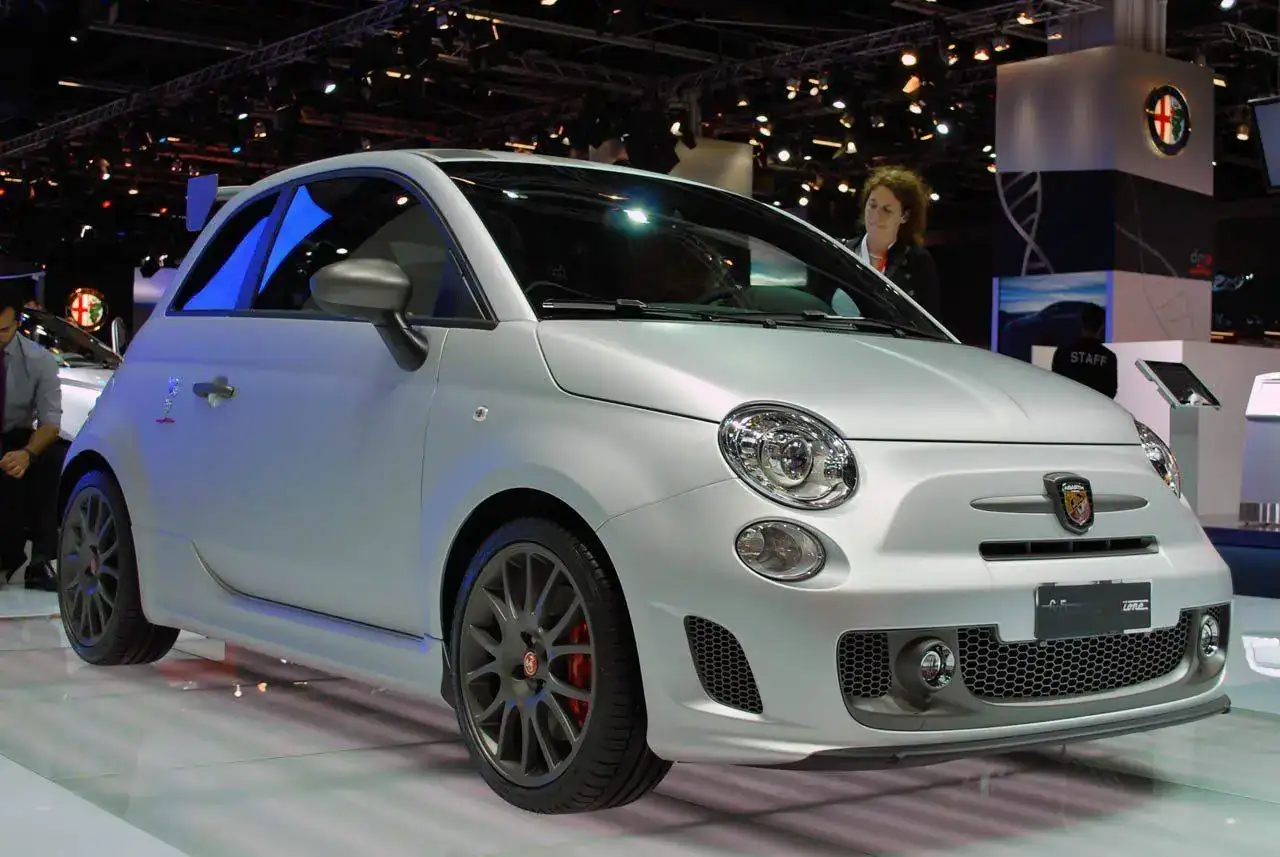 02-abarth-695-competizioneiaa2011.webp