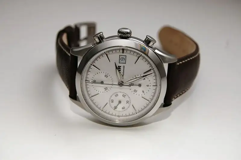 037140-review-uhr-283-automatic-chronograph-uhr_01.webp