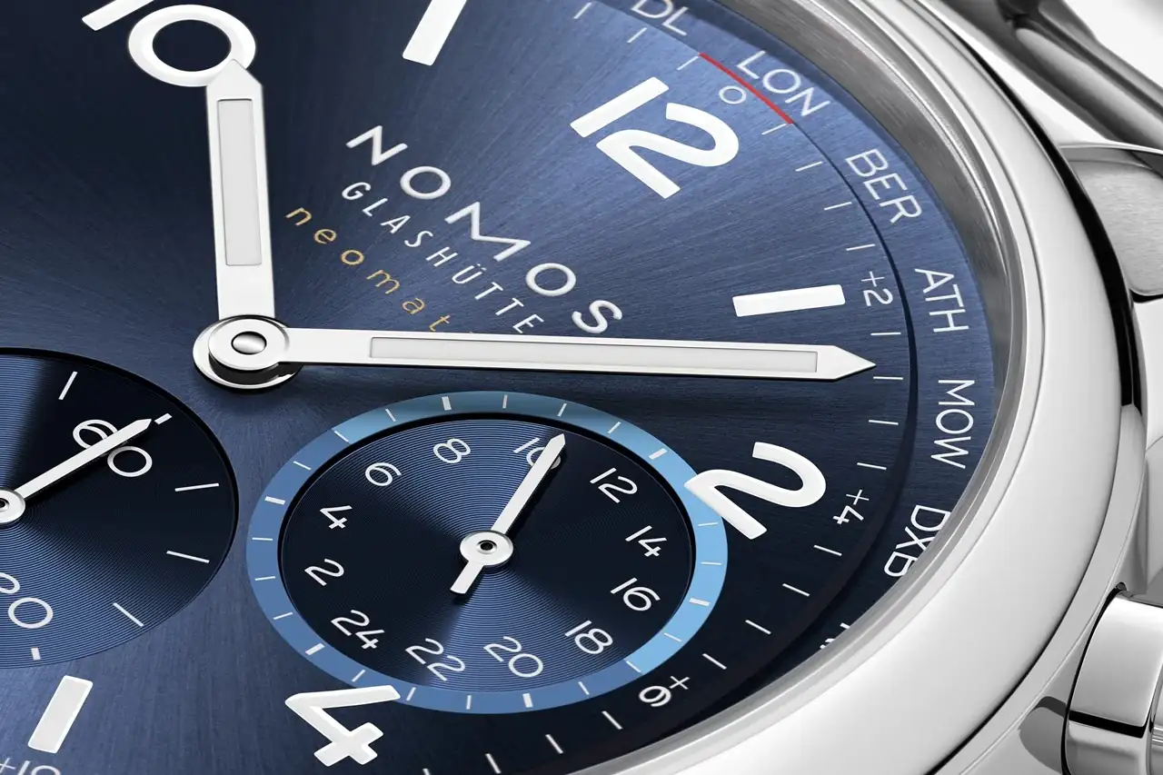 06_NOMOSGlashuette_0790_Club_Sport_neomatik_Worldtimer_blue.webp