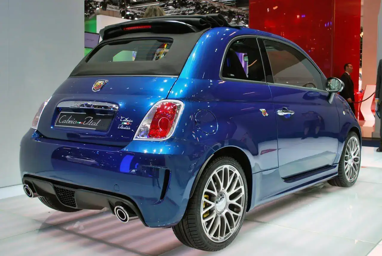 07-abarth-500-cabrio-italiaiaa2011.webp
