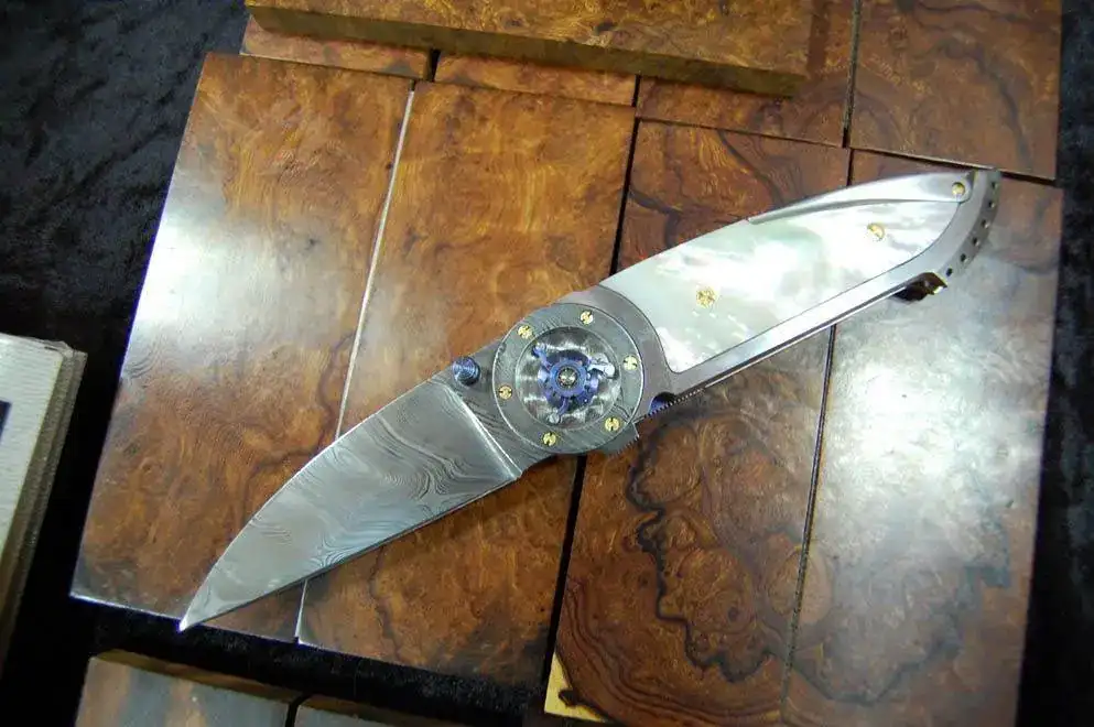 07_watch_knife1.webp