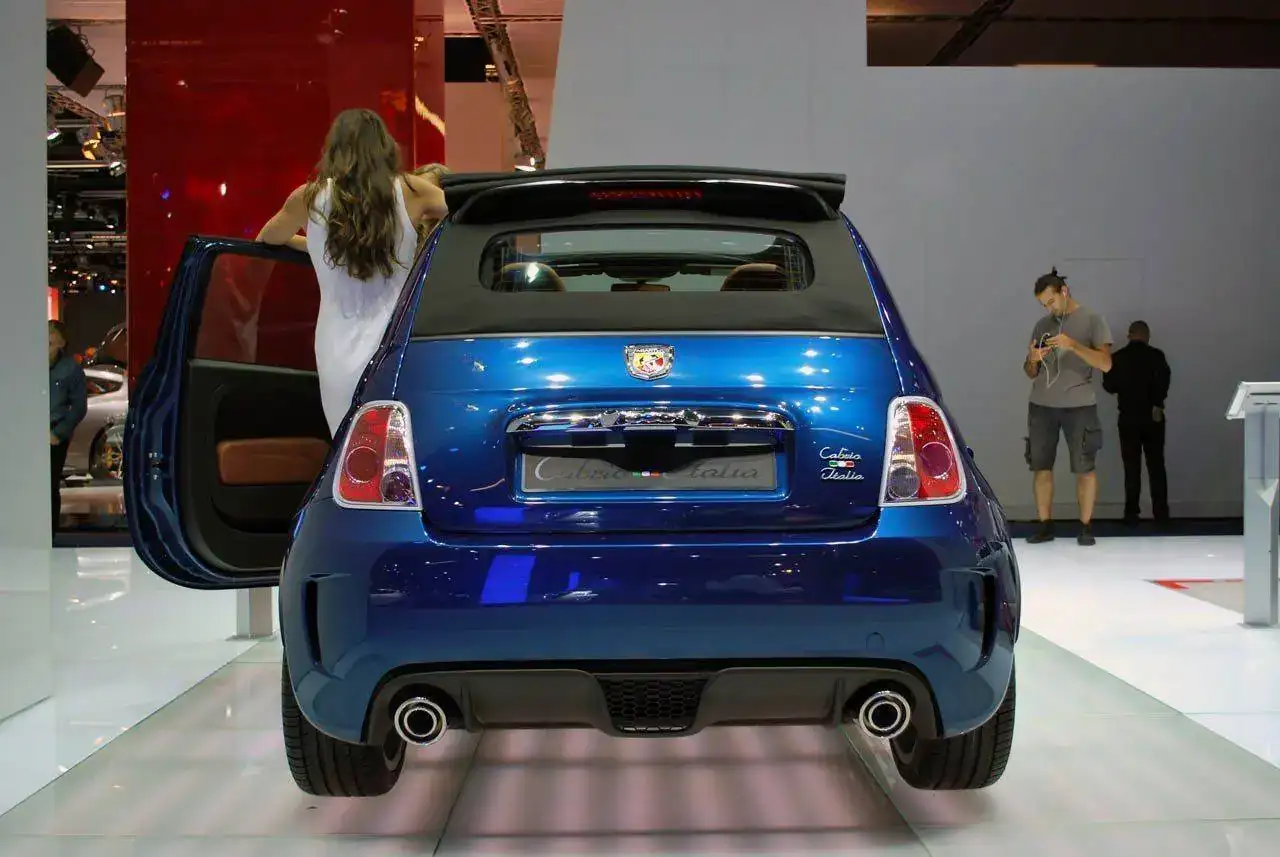 08-abarth-500-cabrio-italiaiaa2011.webp
