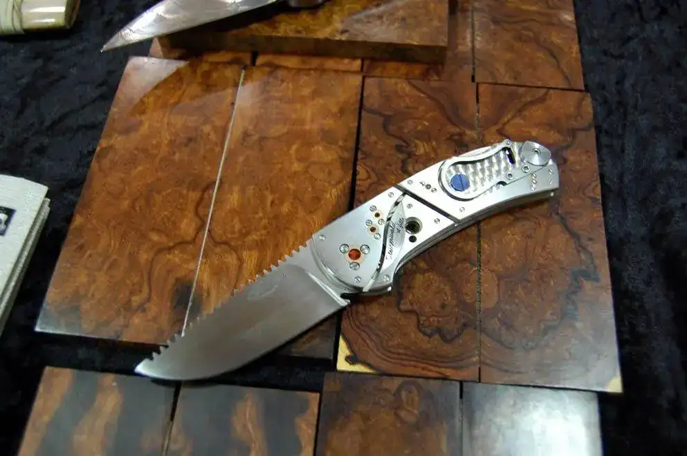 08_watch_knife2.webp