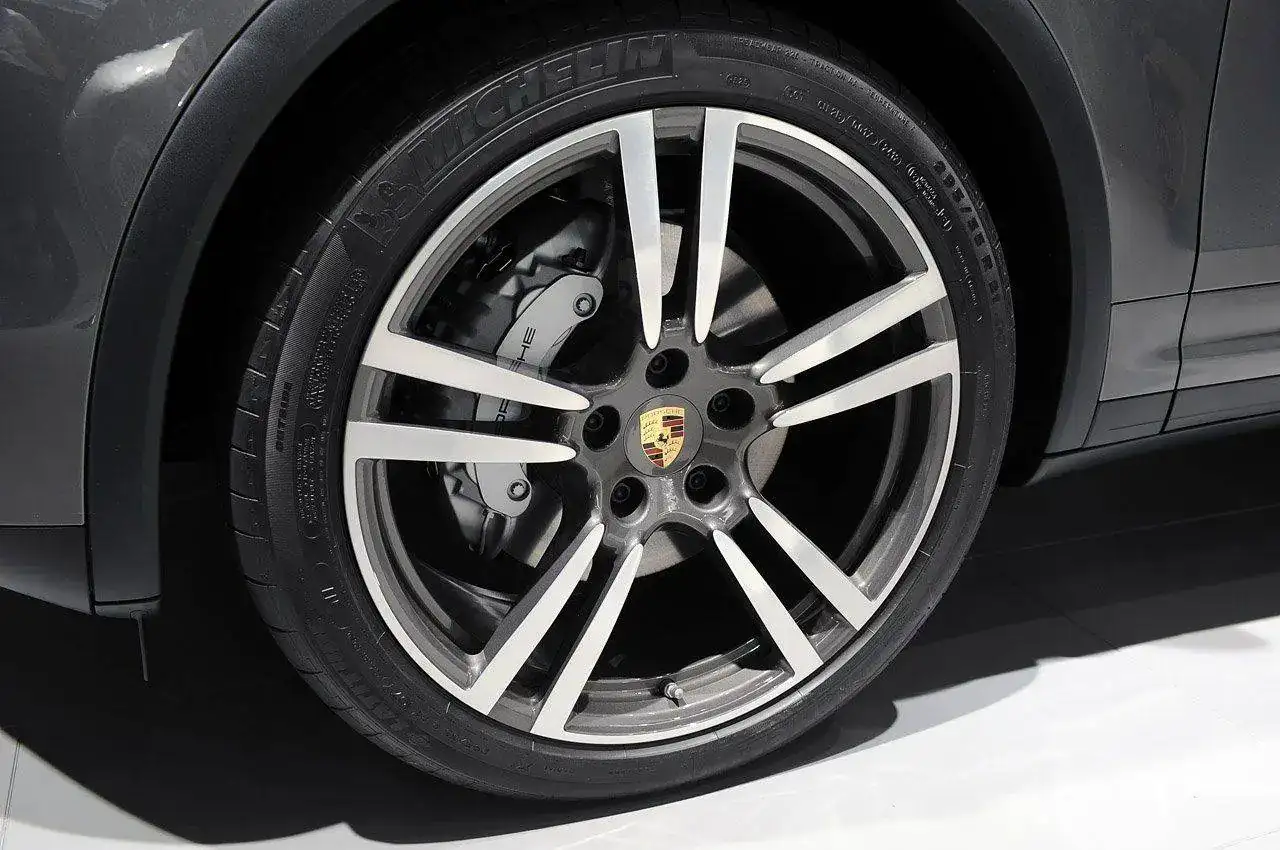 09-2013-porsche-cayenne-s-diesel-paris.webp