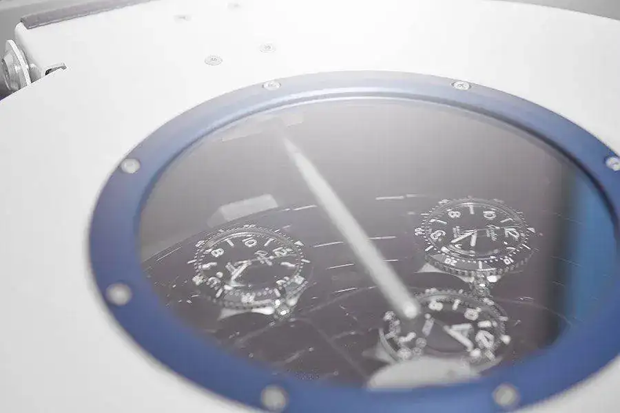 1.5_Drying_the_watch_2.webp