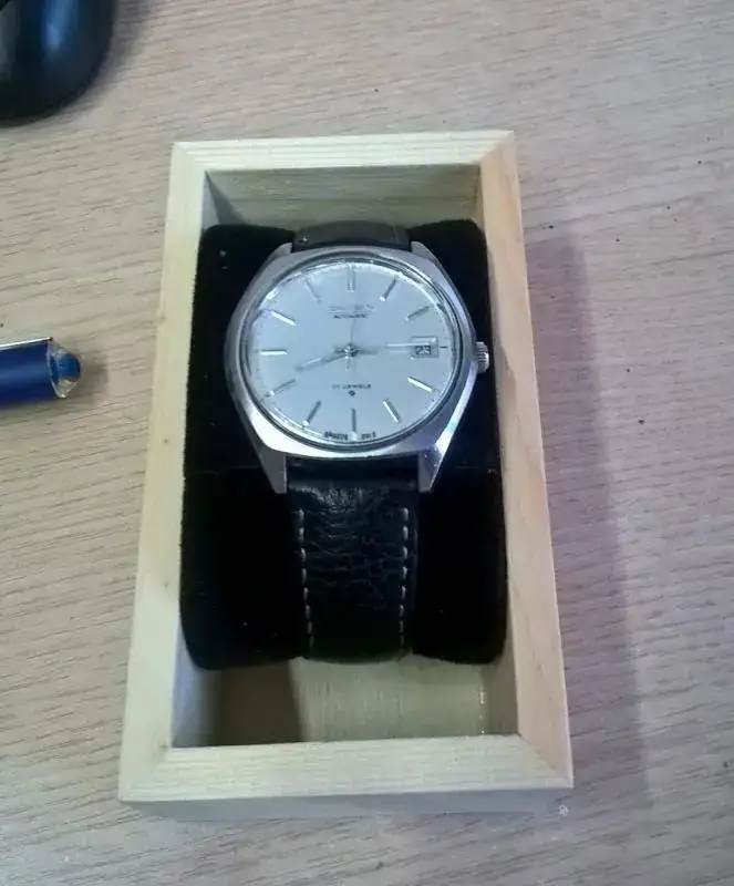 1 reloj caja.webp