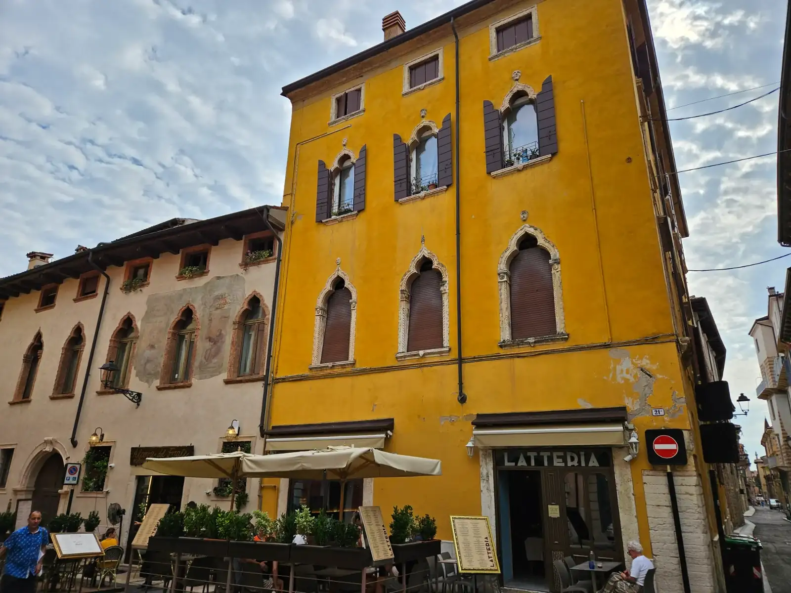 1000761818.webp