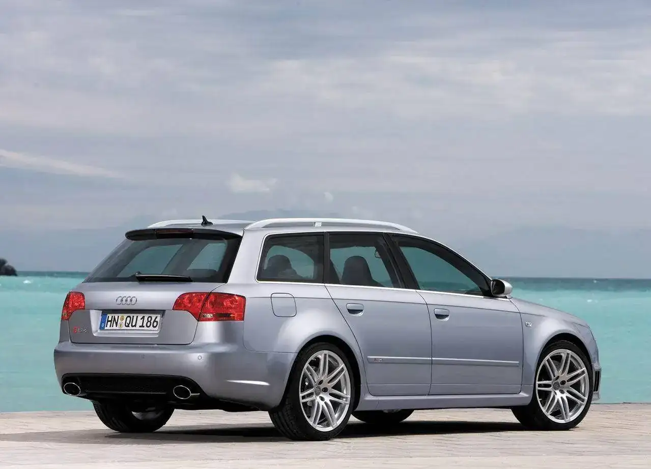 101_audi_rs4_avant_2006_01_b.webp