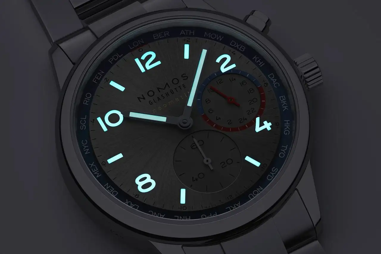 11_NOMOSGlashuette_0791_Club_Sport_neomatik_Worldtimer_silver_3543x2362px.webp