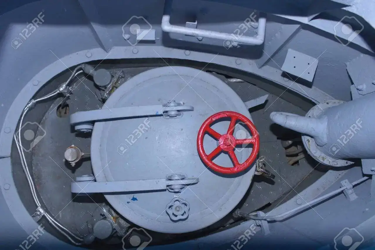 126135255-boca-de-acceso-para-la-carga-en-el-submarino-de-la-tripulación-la-escotilla-está-he...webp