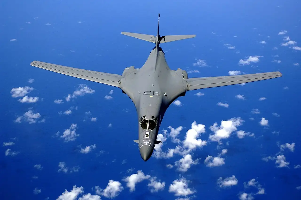 1280px-B-1B_over_the_pacific_ocean.webp