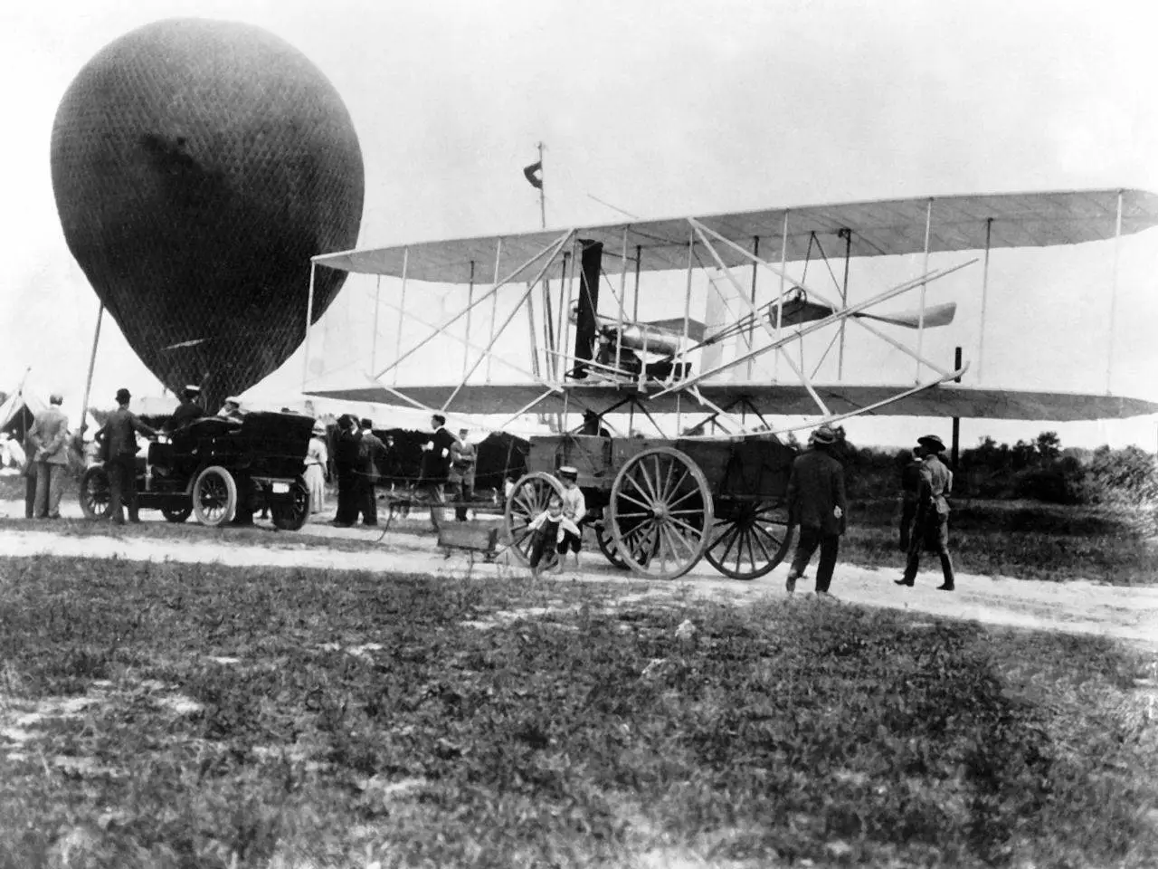 1280px-Wright_Military_Flyer_arrives_at_Fort_Myer_VA_DA-SD-05-00659.JPEG.webp