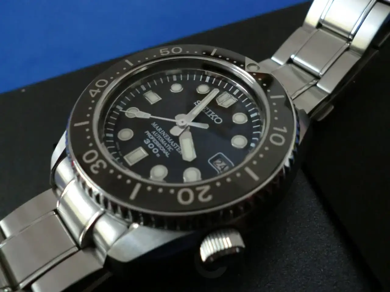 1351087871-seiko-marinemaster-300m-neu-sbdx001-mm4.webp