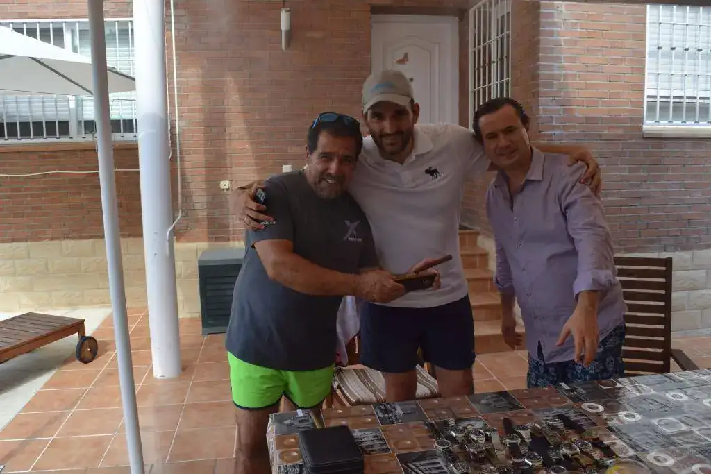 15 Muchachos haciendo fotos.webp