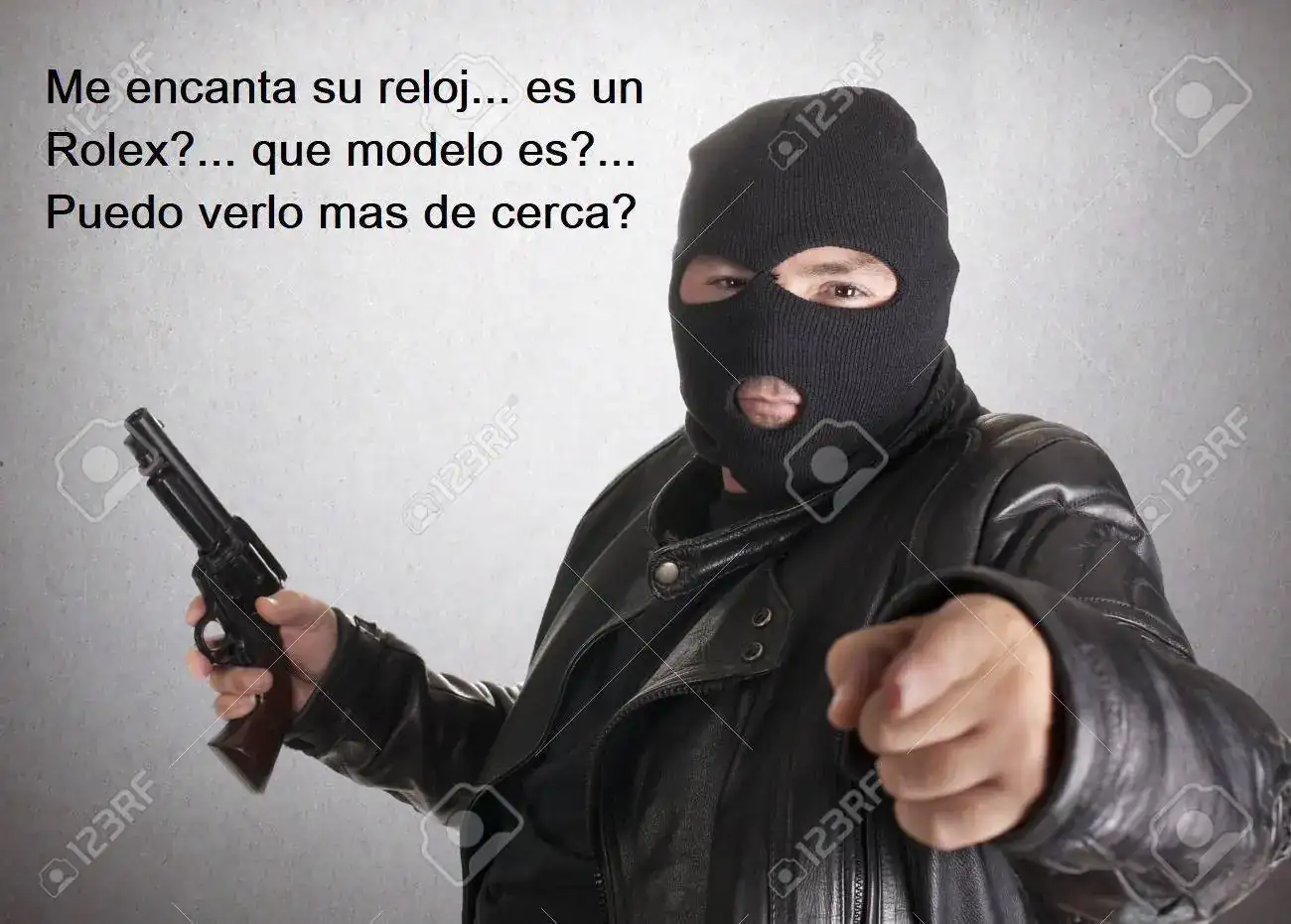15259725-un-ladrón-después-de-atracar-a-punta-de-pistola.webp
