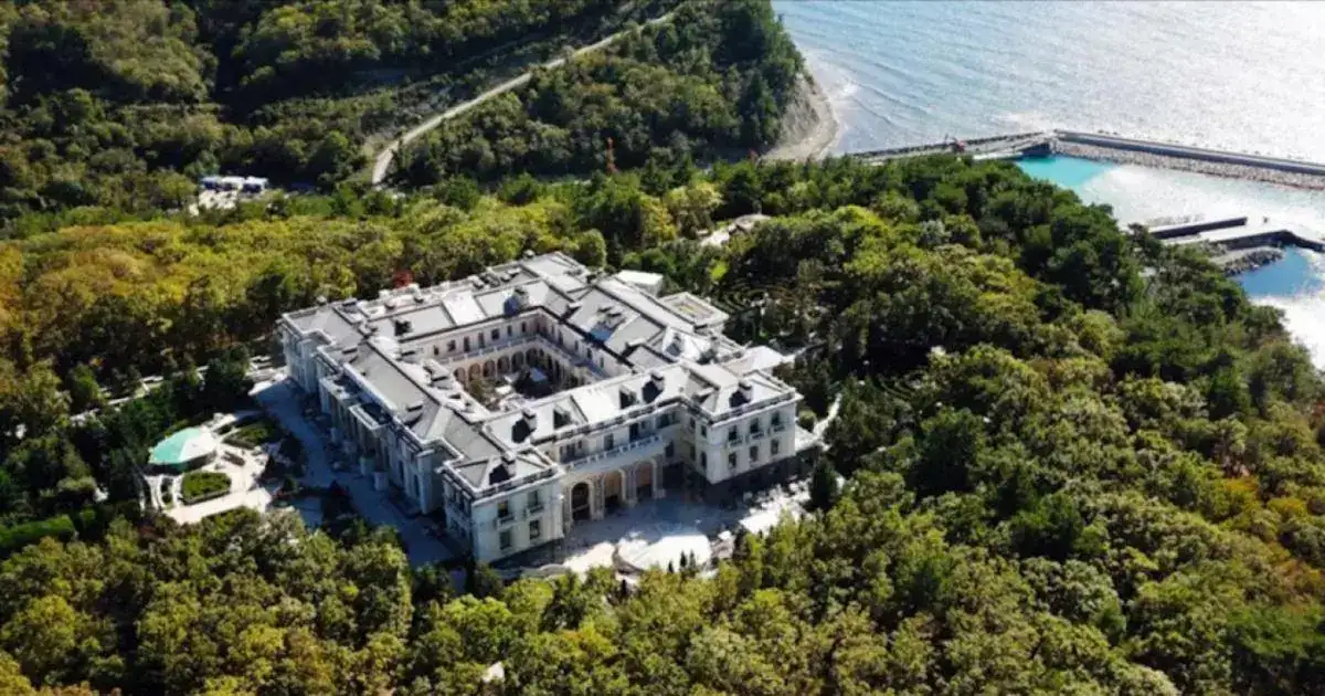 1611923546-video-navalny-casa-hizo-construir-putin-acumula-100-millones-visualizaciones.webp