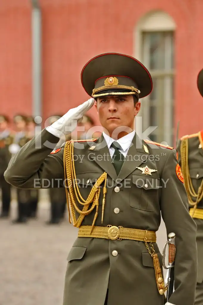 16131006-russian-military-officer.webp