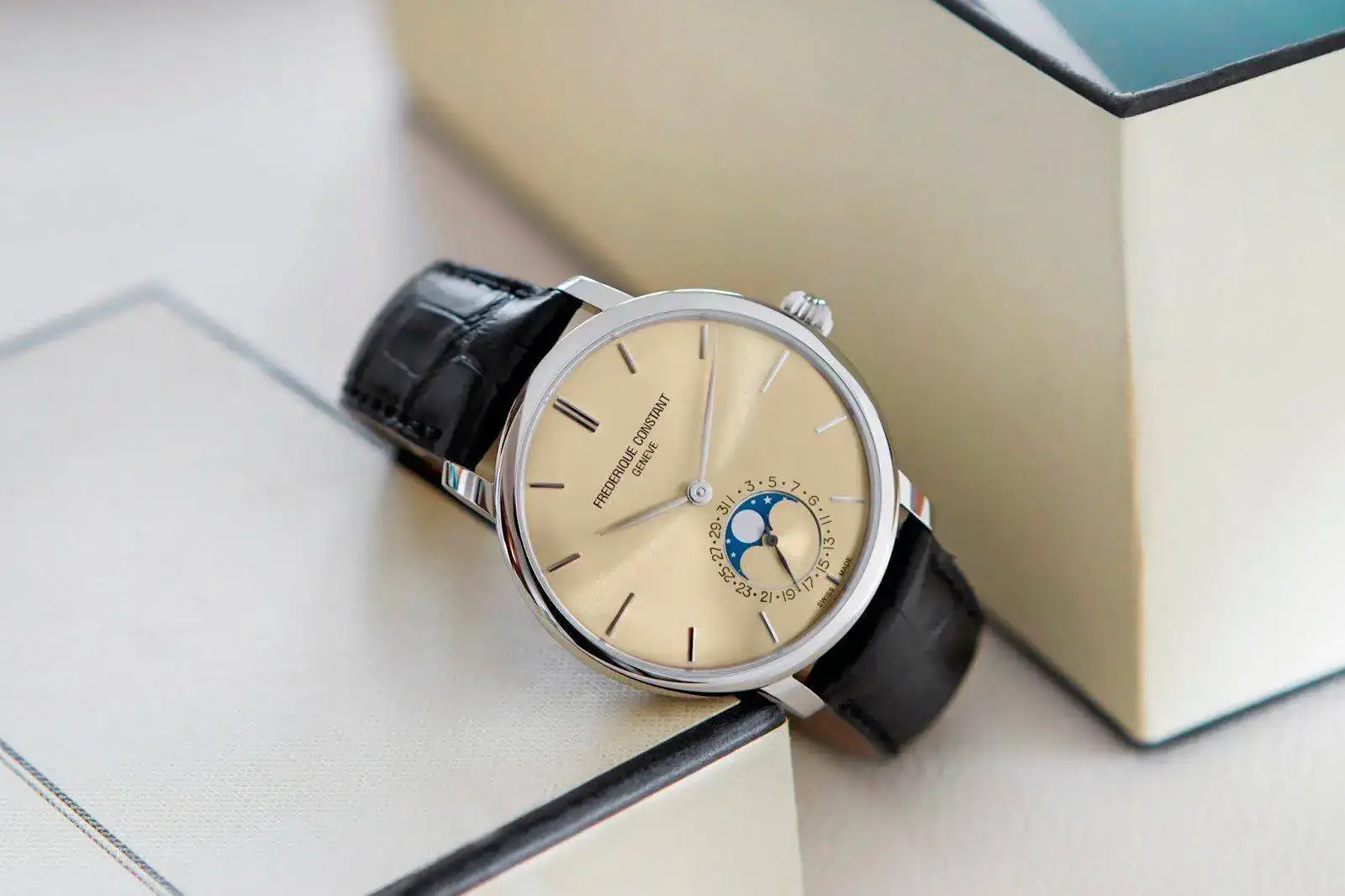 16_Slimlinline_Moonphase_Manufacture%2B%25281%2529.webp
