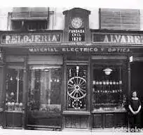IMAGENES ANTIGUAS-TOLEDO. RELOJERIA, TIMOTEO ALVAREZ CALLE COMERCIO-EL  BOTICARIO EN SU FARMACIA