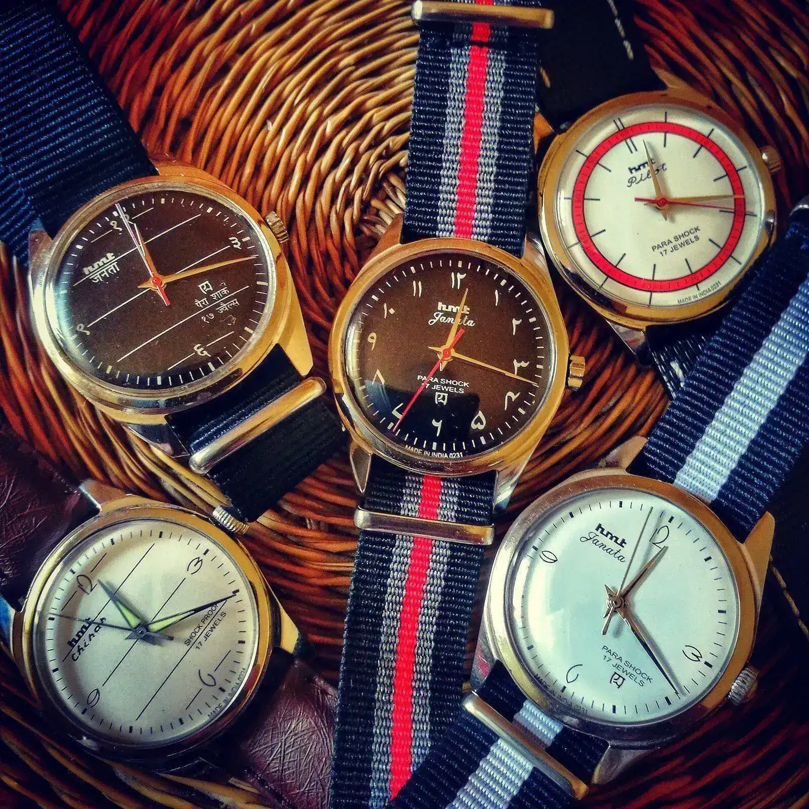 17081775 100 RELOJES HMT HINDÚES.jpg