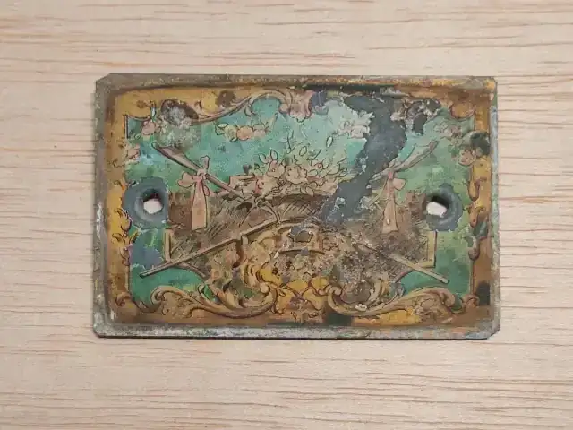 18.1. Pintura de un reloj de carruaje deteriorada.webp