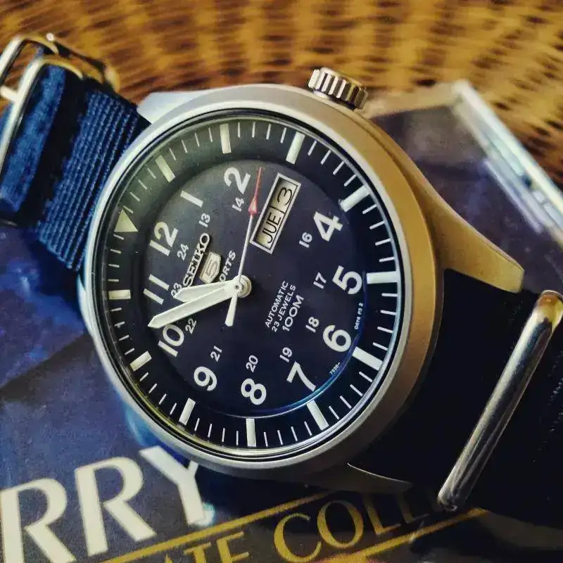 18050370 505 SEIKO 5 NAVY BLUE SNZG11K1.webp