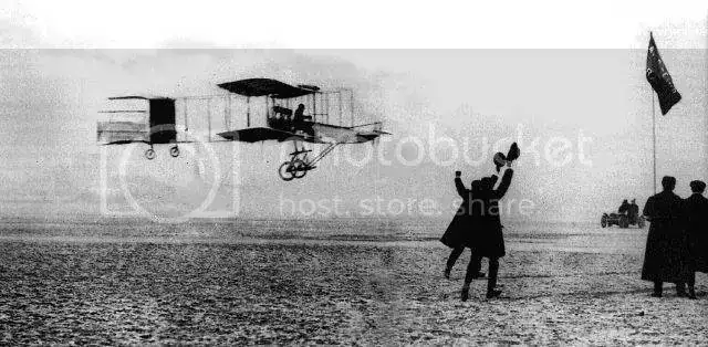 1908-Henri-Farman-flies-circle.webp