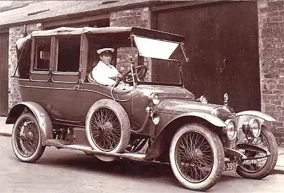 1913_Panhard_Levassor_Coupe_Chauffeur.webp
