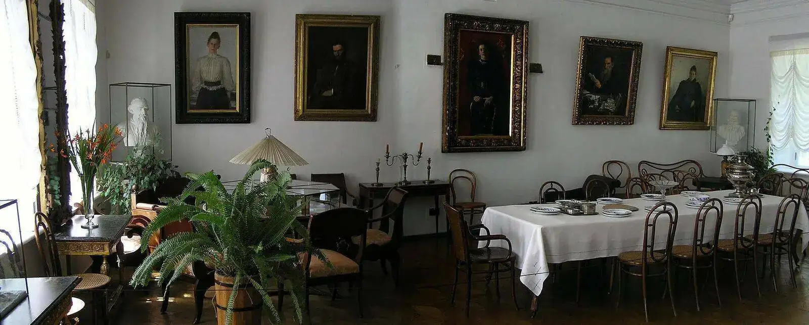1920px-Tolstoy_parlor.webp
