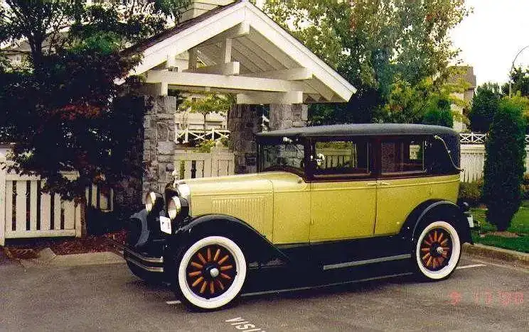 1928PontiacLandau-a_As_it_arrives_from_USAb.webp