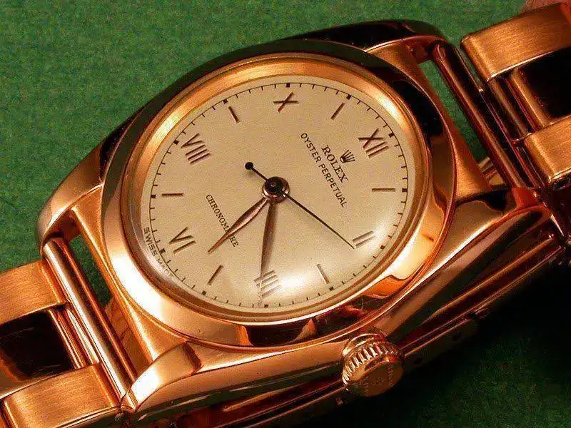 1940-Rolex-Bubbleback-Reference-3131-Side-View.webp