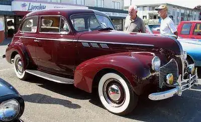 1940_Pontiac_2_Dr_Sedan_Fvr.webp