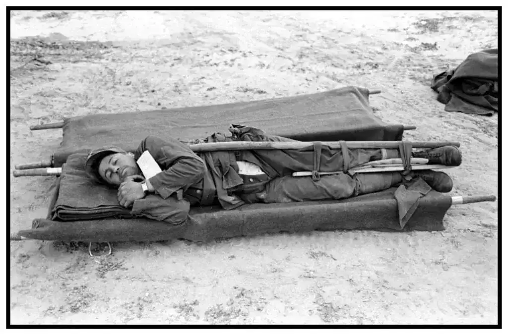 1943, Tunisie, POW allemand blesseÂ´ pendant la bataille de Sened.webp
