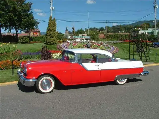 1955_Pontiac_Star_Chief_2_Door_Hardtop.webp