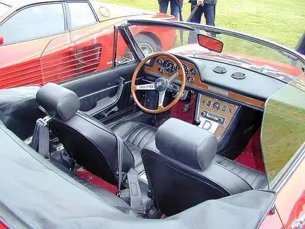 1968_Fiat_Dino_2000_spider_interior.webp