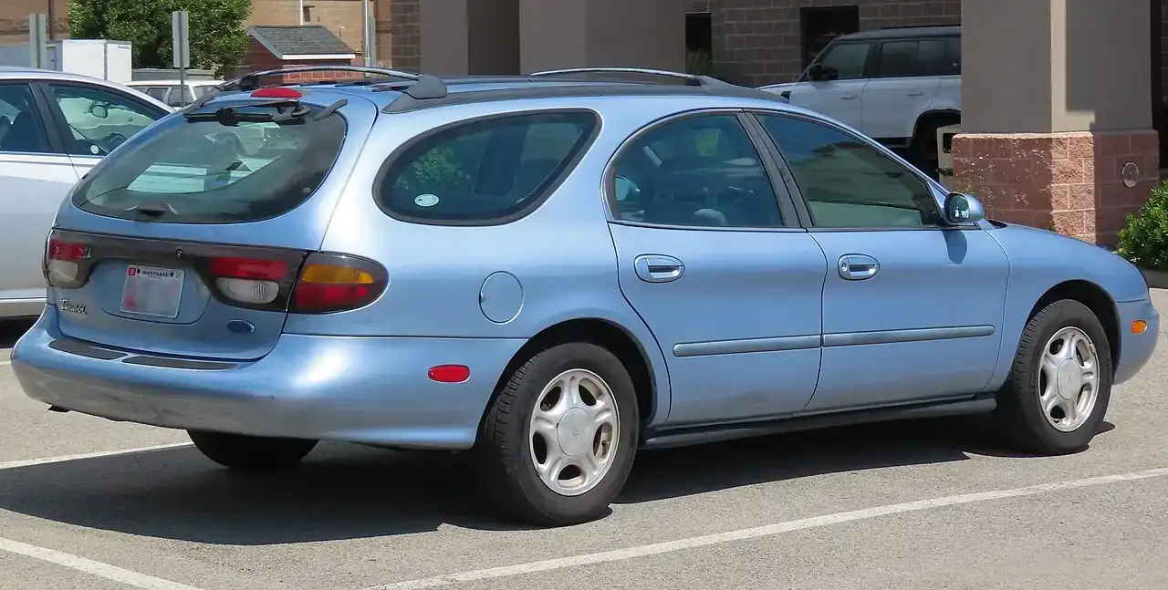 1997_Ford_Taurus_GL_wagon,_rear_right,_07-13-2023.webp