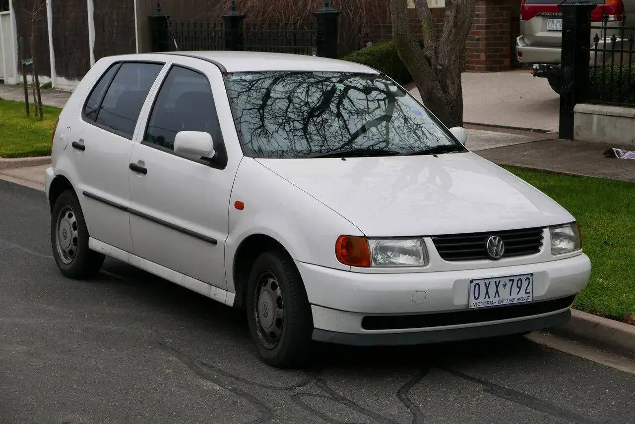 1997_Volkswagen_Polo_(6N)_5-door_hatchback_(2015-07-10)_01.webp