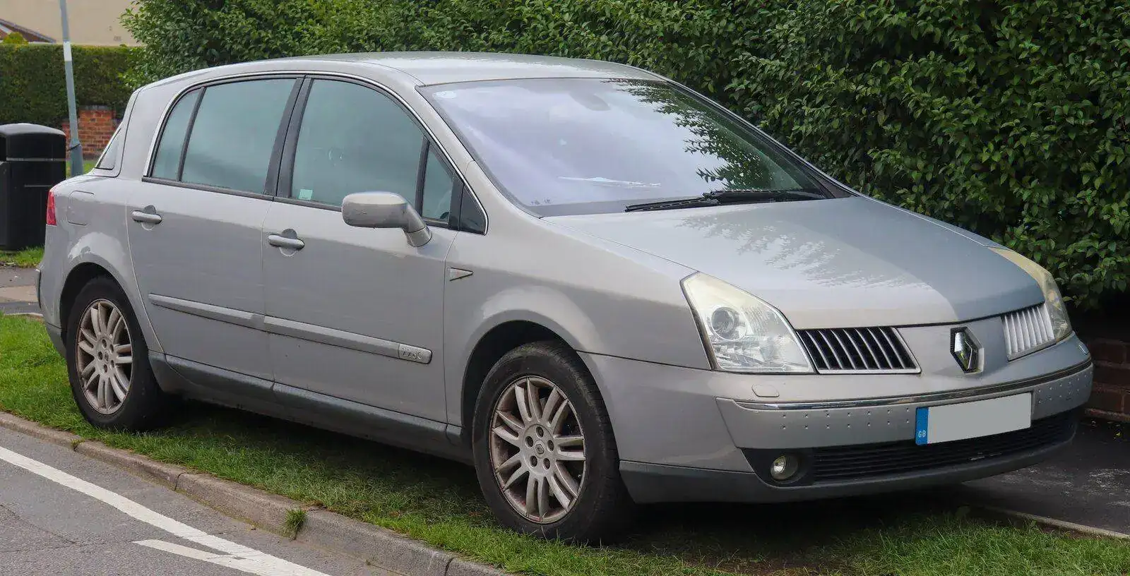 2002_Renault_Vel_Satis_Privilege_DCi_2.2_Front.webp